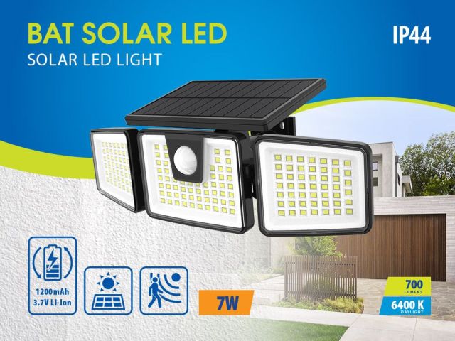 Wide-angle lighting with the solar floodlight BAT SOLAR LED